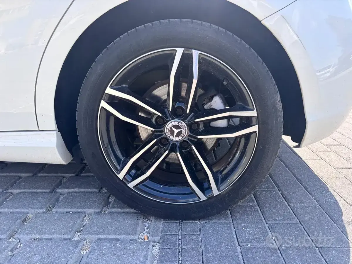 Usata Mercedes A180 Premium 109 CV (80 kW) 2014 Bianco Utilitaria