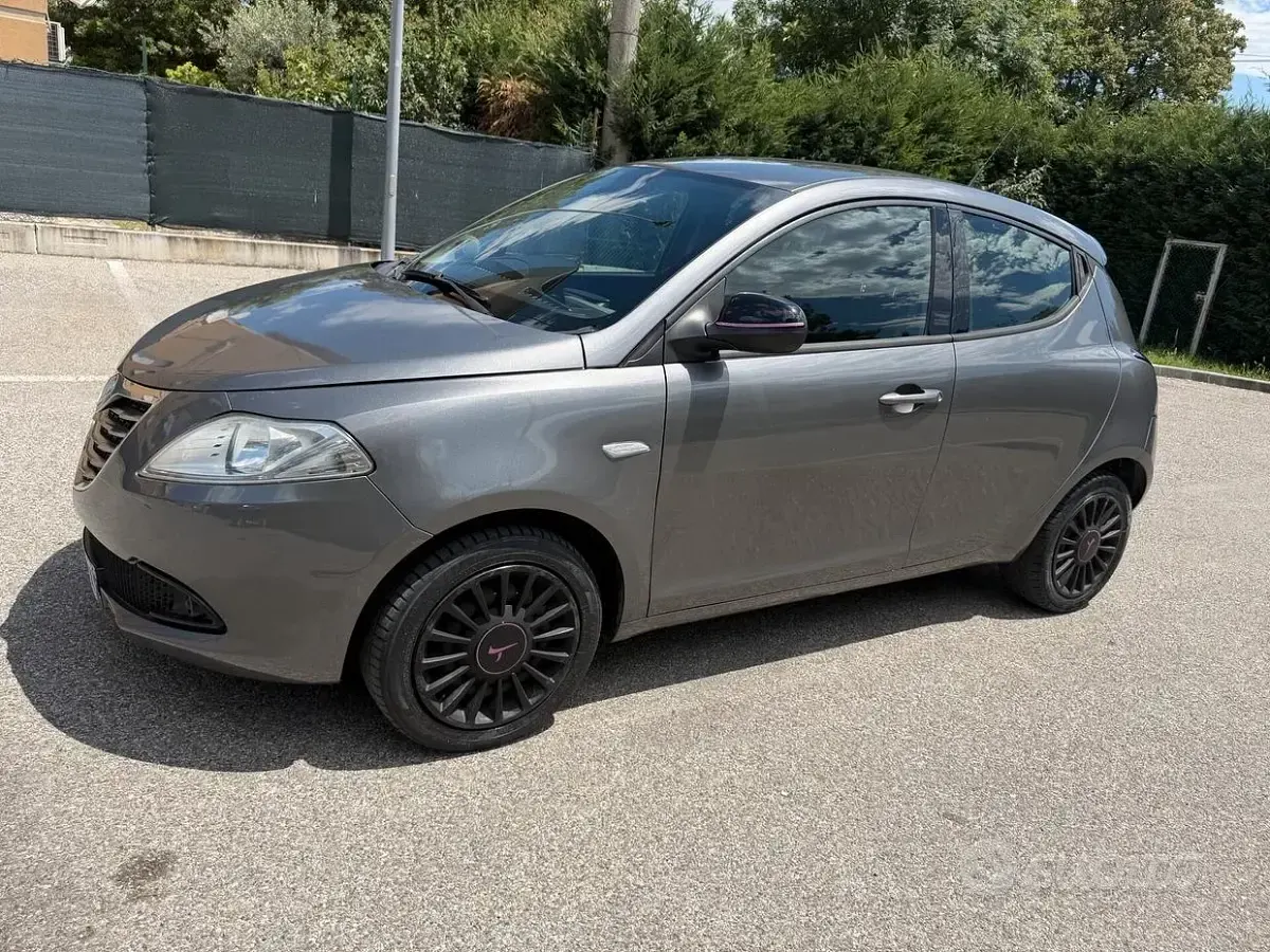 Usata Lancia Ypsilon Silver 69 CV (50 kW) 2014 Grigio Utilitaria