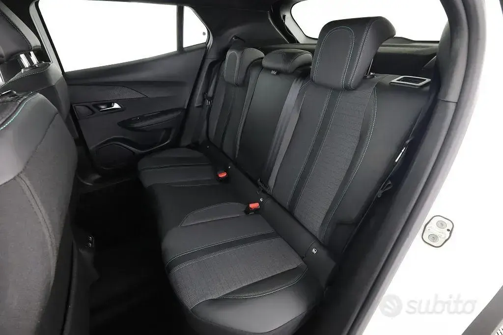 Usata Peugeot 2008 Allure 131 CV (96 kW) 2023 Bianco SUV