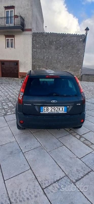 Usata Ford Fiesta 70 CV (51 kW) 2008 Grigio Utilitaria