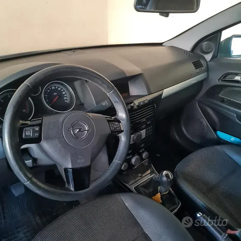 Usata Opel Astra 125 CV (91 kW) 2009 Nero Berlina