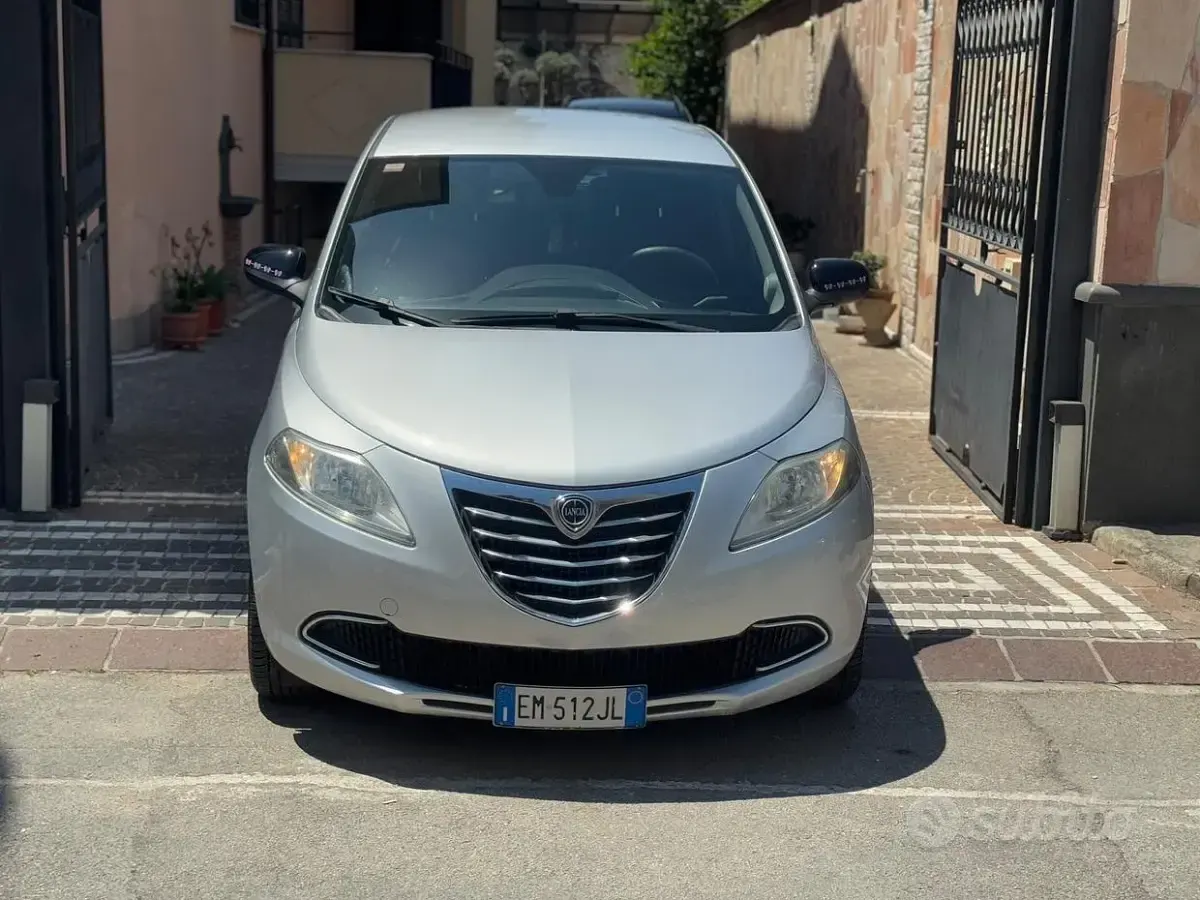 Usata Lancia Ypsilon Gold 69 CV (50 kW) 2014 Grigio Utilitaria