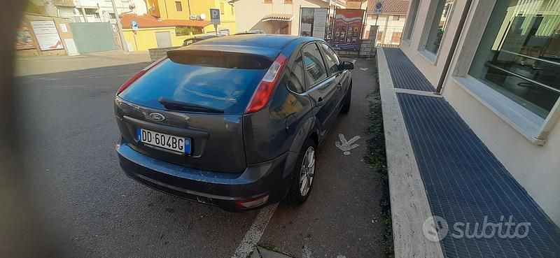 Usata 2005 Ford Focus Tre volumi | 1700 € - Immagine 1/4