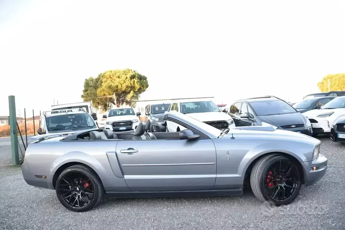 Usata Ford Mustang GT 213 CV (156 kW) 2007 Grigio Cabrio