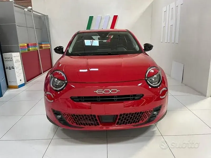 Nuova Fiat 600 Icon 110 CV (80 kW) 2026 Rosso SUV