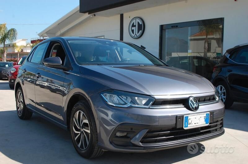 Grigio Usata 2023 VW Polo Life Tre volumi | 17.990 € (Ottimo prezzo) - Immagine 1/4