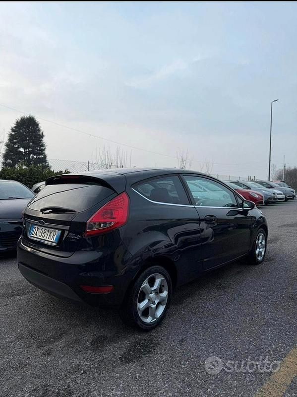 Usata Ford Fiesta 68 CV (50 kW) 2008 Nero Utilitaria