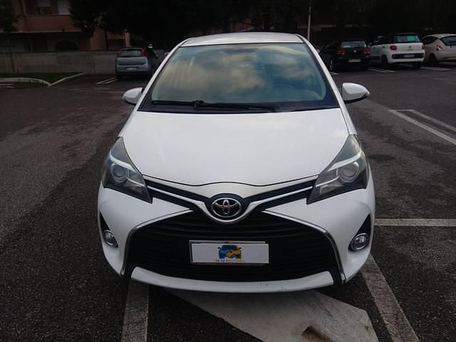 Usata Toyota Yaris Lounge 69 CV (50 kW) 2015 Bianco Utilitaria