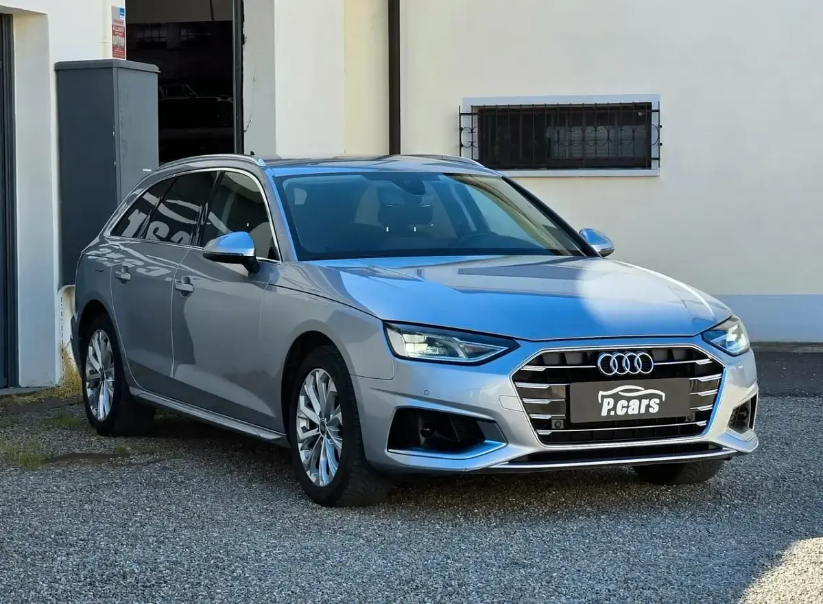 Usado Audi A4 Business 136 CV (100 kW) 2021 Plateado Familiar