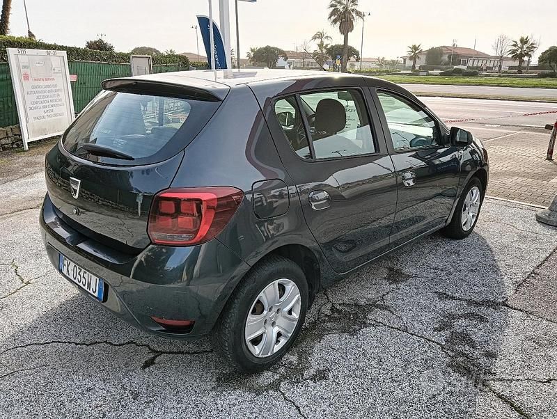 Usata Dacia Sandero Lauréate 75 CV (55 kW) 2017 Grigio Berlina