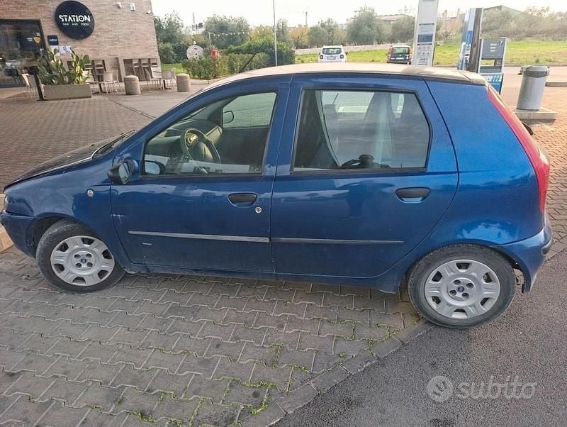 Usata Fiat Punto 2002 Blu Berlina