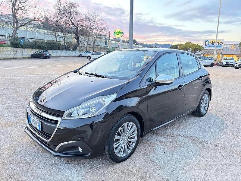 Usata 2015 Peugeot 208 Due volumi | 6490 € (Buon prezzo) - Immagine 1/4