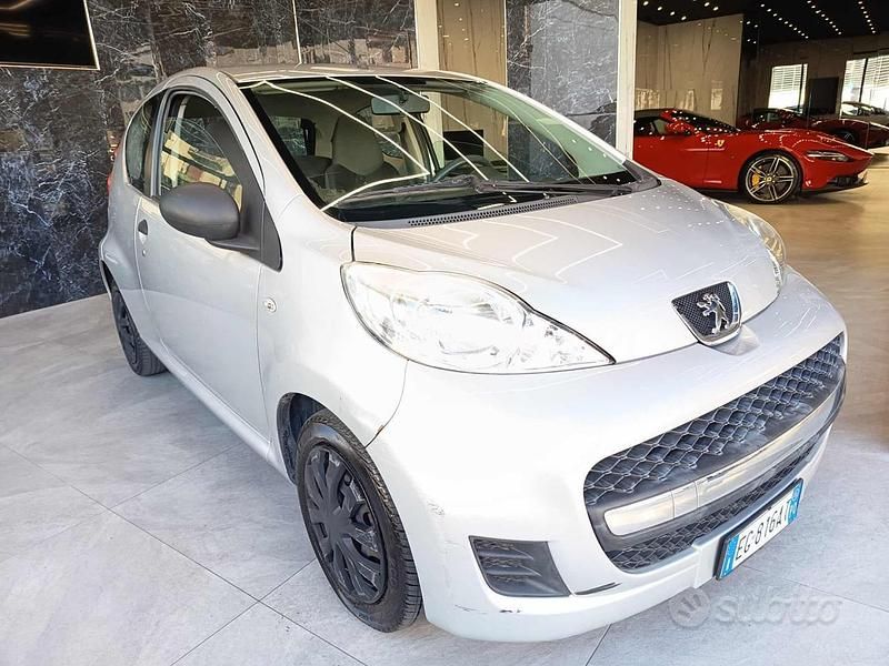Usata Peugeot 107 Access 68 CV (50 kW) 2011 Grigio Utilitaria
