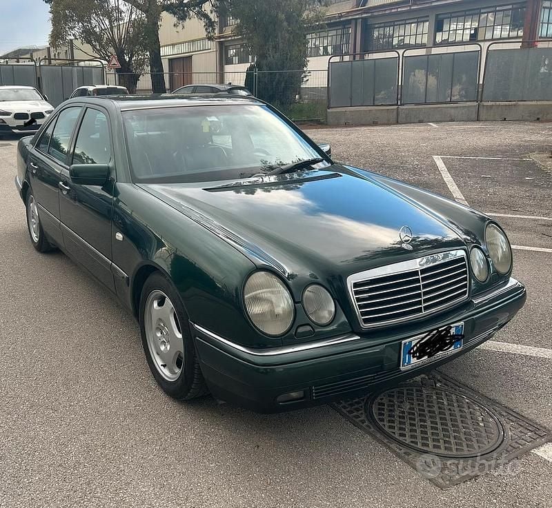 Usata Mercedes E220 Avantgarde 1996 Verde Berlina