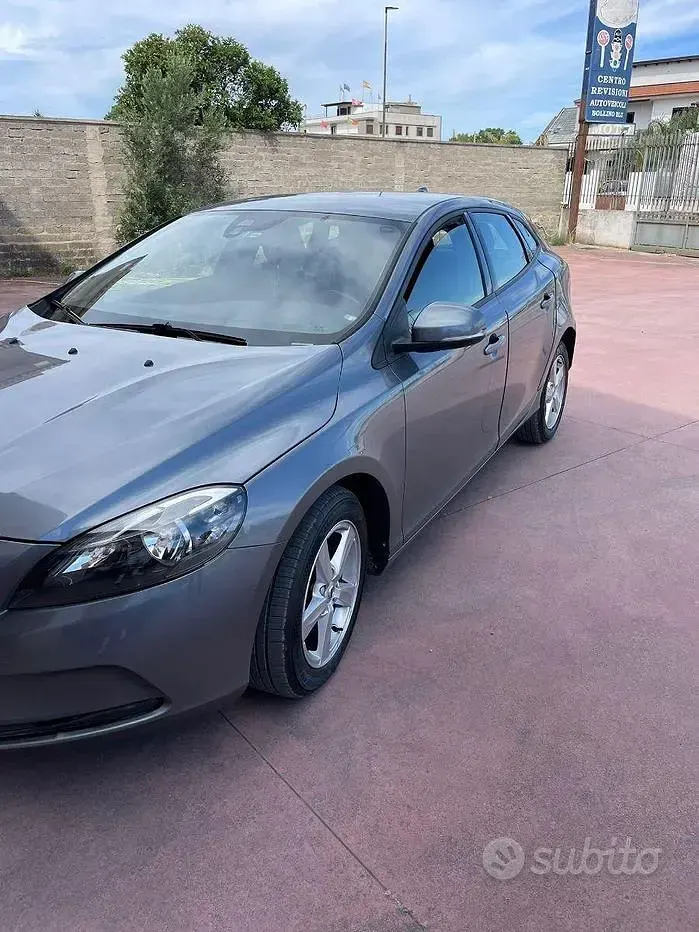 Usata Volvo V40 120 CV (88 kW) 2017 Grigio Berlina