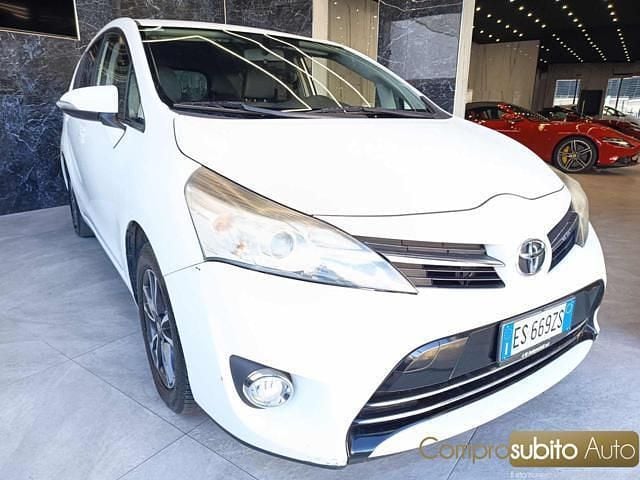 Usata Toyota Verso Active 132 CV (97 kW) 2013 Bianco Monovolume