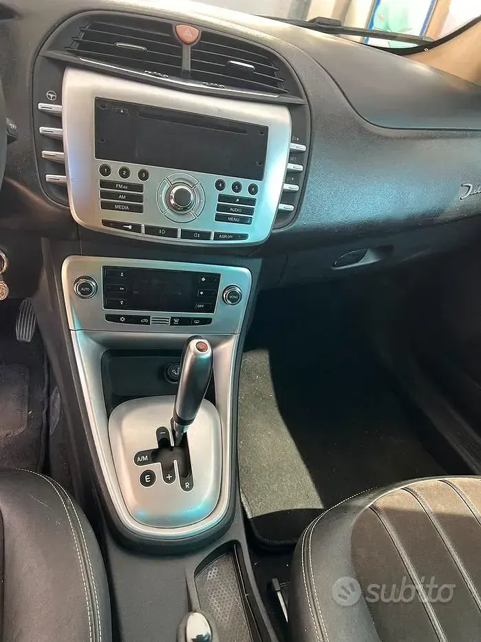 Usata Lancia Delta 120 CV (88 kW) 2009 Viola Utilitaria
