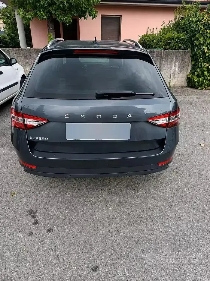 Usata Skoda Superb 150 CV (110 kW) 2021 Grigio Station wagon