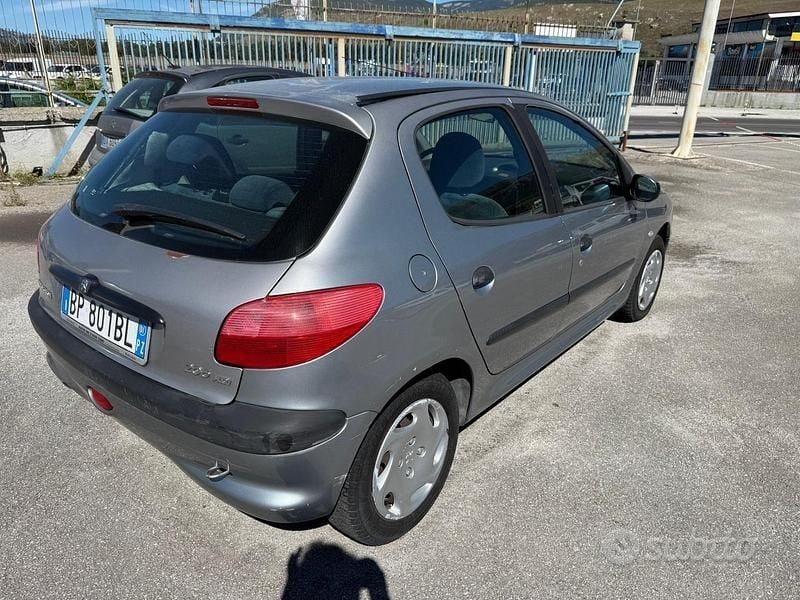 Marrone Usata 2002 Peugeot 206 Tre volumi | 700 € (Ottimo prezzo) - Immagine 1/4