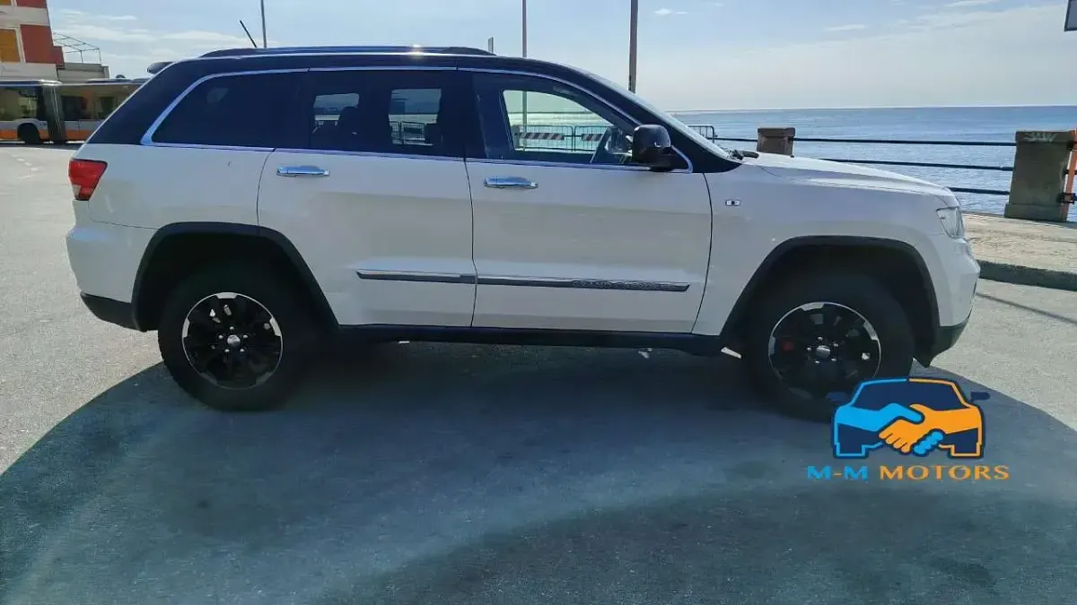 Usata Jeep Grand Cherokee Overland 241 CV (177 kW) 2011 Bianco SUV