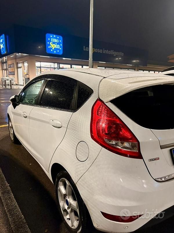 Usata Ford Fiesta Titanium 71 CV (52 kW) 2011 Bianco Berlina