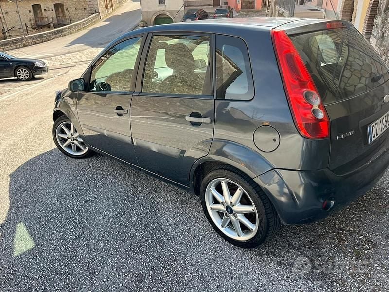 Usata Ford Fiesta 69 CV (50 kW) 2006 Grigio Utilitaria