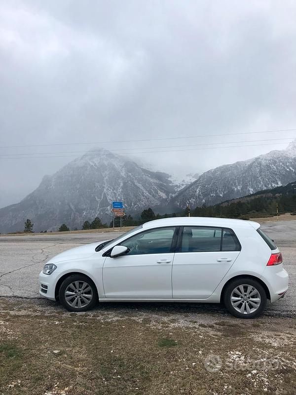 Bianco Usata 2013 VW Golf VII Tre volumi | 7600 € (Buon prezzo) - Immagine 1/4
