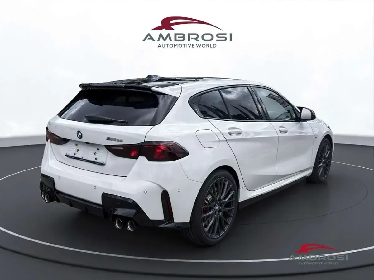 Nuova BMW M135 M Sport 300 CV (220 kW) 2026 Alpin white pastello Utilitaria