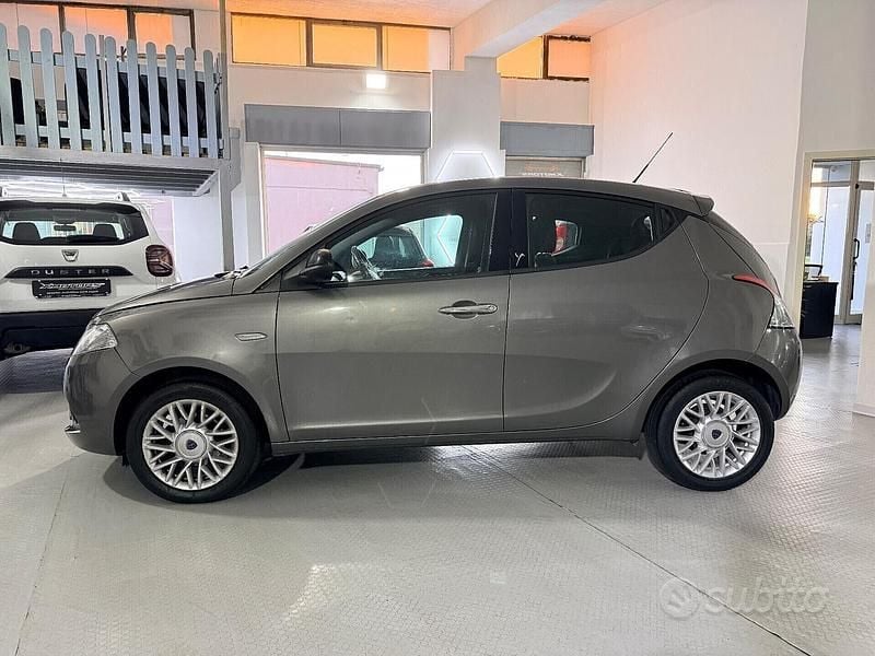 Usata Lancia Ypsilon 69 CV (50 kW) 2015 Grigio Utilitaria