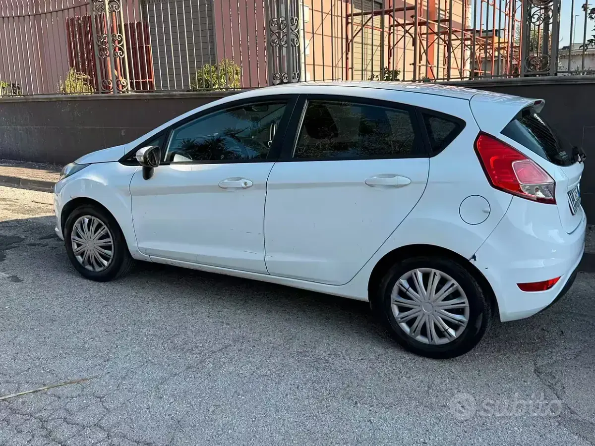 Usata Ford Fiesta 75 CV (55 kW) 2013 Bianco Berlina