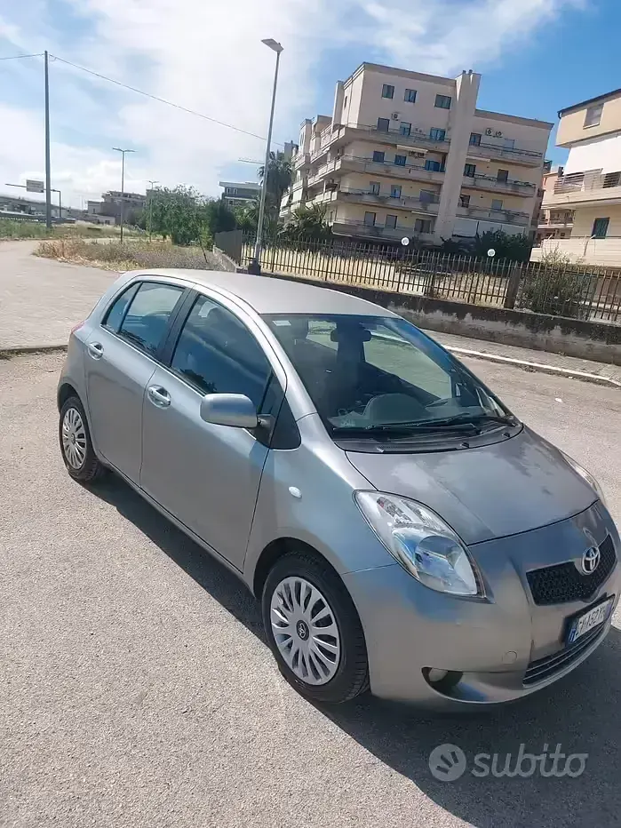 Usata Toyota Yaris Sol 69 CV (50 kW) 2005 Grigio Berlina