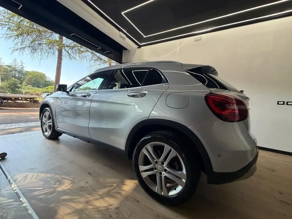 Usata Mercedes GLA200 Premium 136 CV (100 kW) 2017 Argento SUV