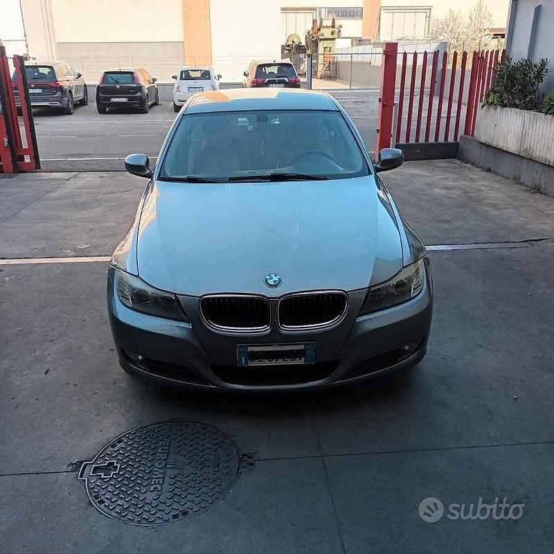 Usata BMW 318 143 CV (105 kW) 2010 Grigio Berlina