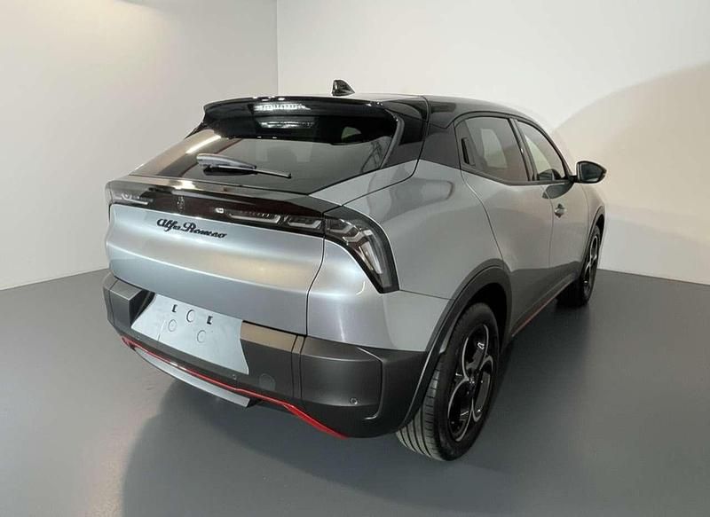 Nuova Alfa Romeo Junior Edizione Speciale 145 CV (106 kW) 2026 Grigio arese tetto nero SUV