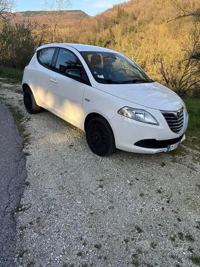 Usata Lancia Ypsilon 85 CV (62 kW) 2012 Bianco Utilitaria