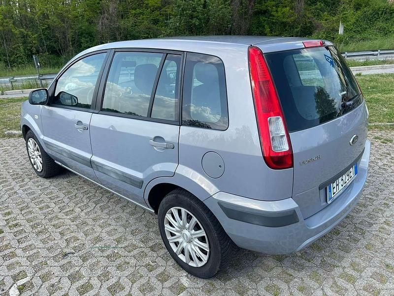 Usata Ford Fusion 80 CV (58 kW) 2011 Argento Utilitaria