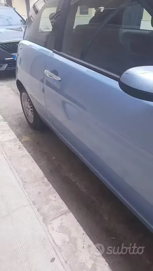 Usata Lancia Ypsilon 69 CV (50 kW) 2004 Bluazzurro Utilitaria