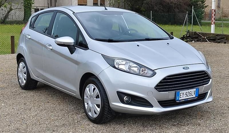 Usata Ford Fiesta 95 CV (69 kW) 2015 Grigio Berlina