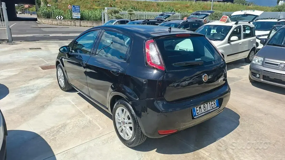 Usata Fiat Punto 77 CV (56 kW) 2012 Nero Utilitaria