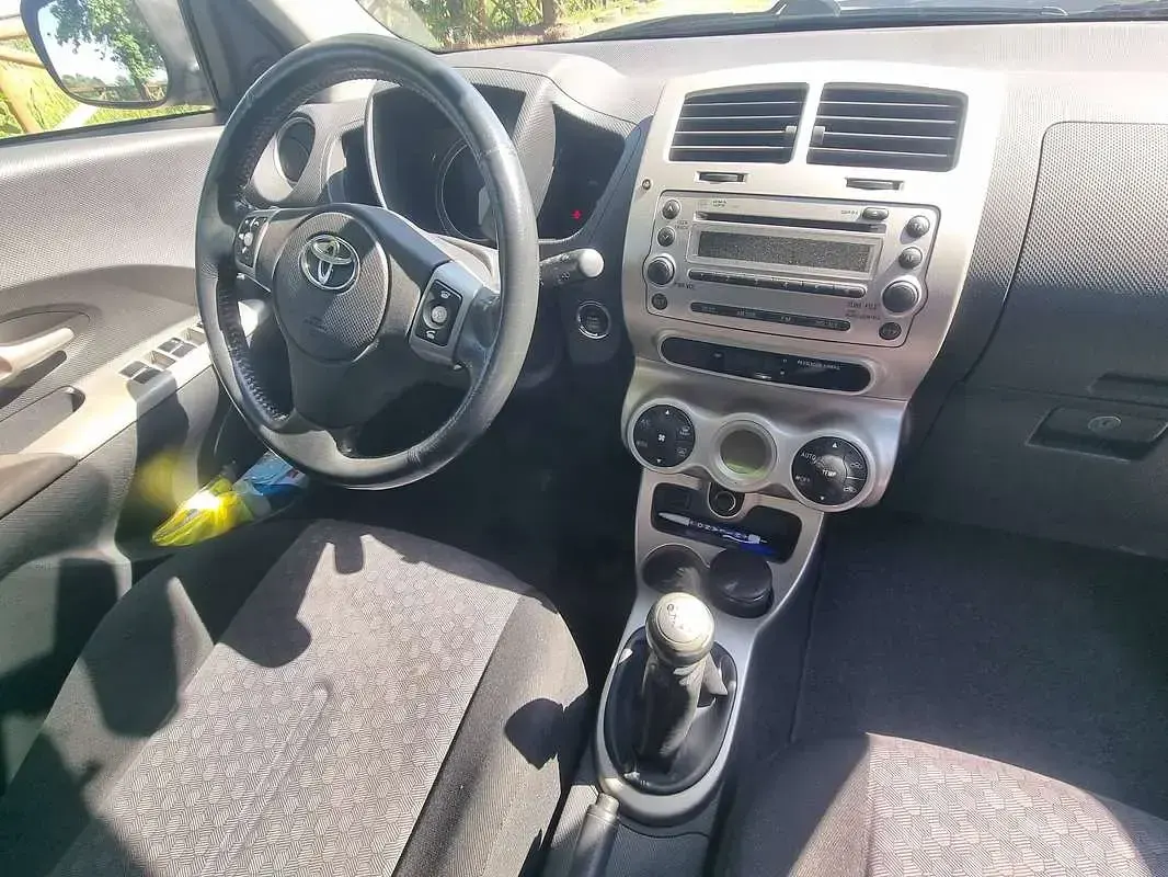 Usata Toyota Urban Cruiser Luxury 90 CV (66 kW) 2009 Nero Utilitaria