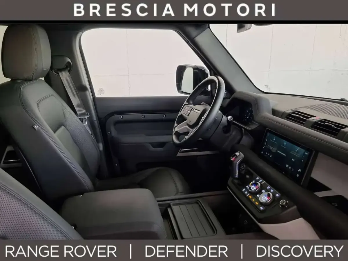 Usata Land Rover Defender SE 249 CV (183 kW) 2023 Santorini black SUV