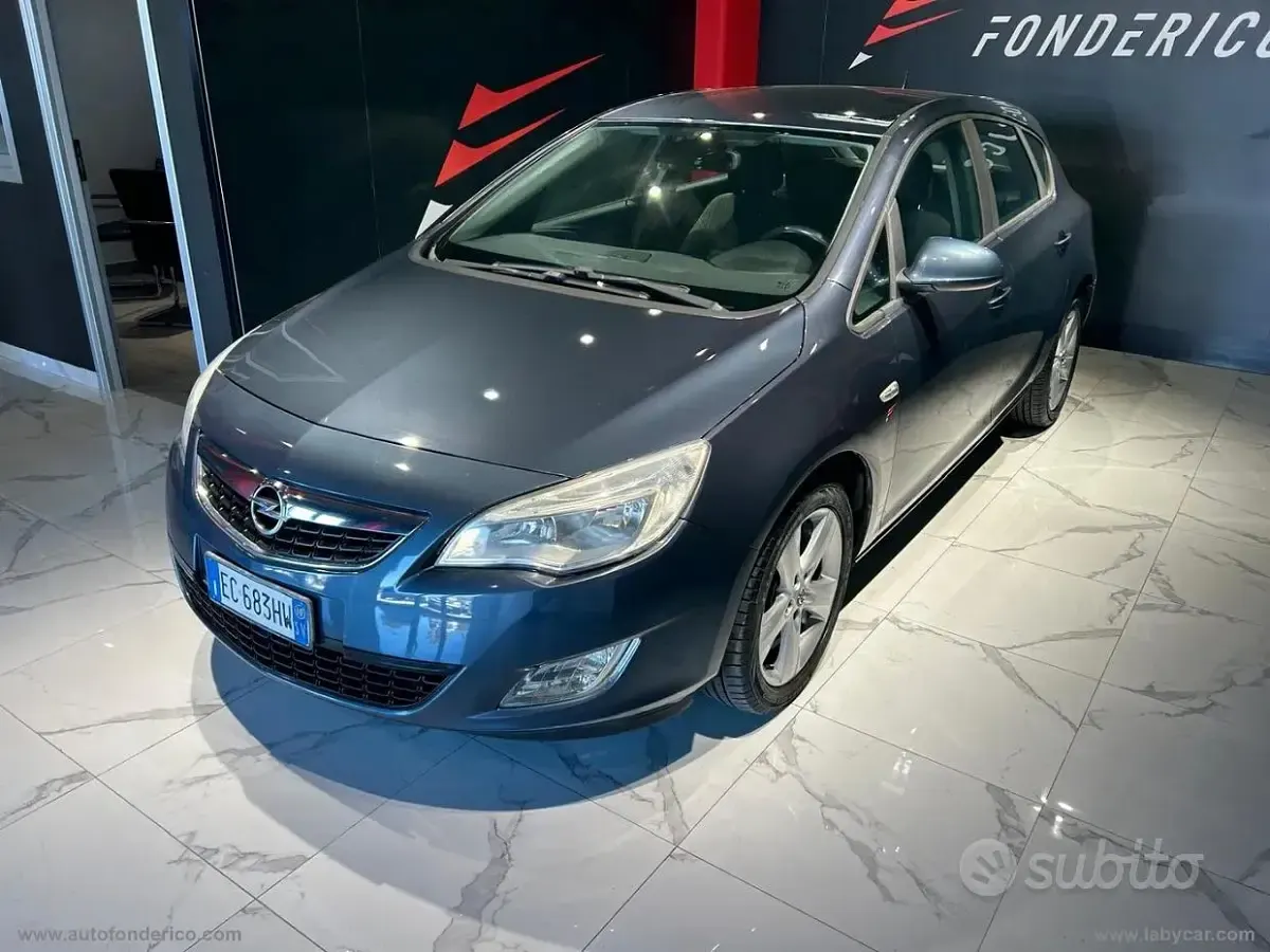 Usata Opel Astra Cosmo 100 CV (73 kW) 2010 Grigio Berlina