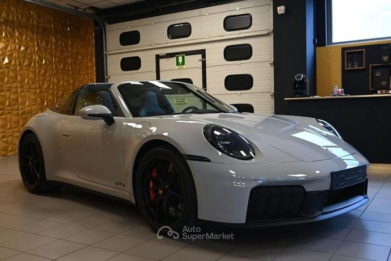 Usata Porsche 911 Carrera 4 GTS Targa 541 CV (397 kW) 2026 Grigio Cabrio