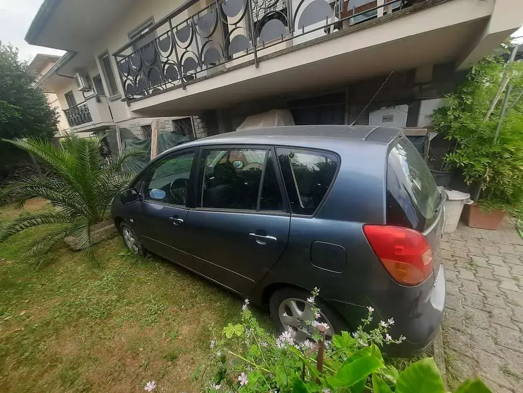 Usata Toyota Corolla Verso 110 CV (80 kW) 2003 Grigio Monovolume