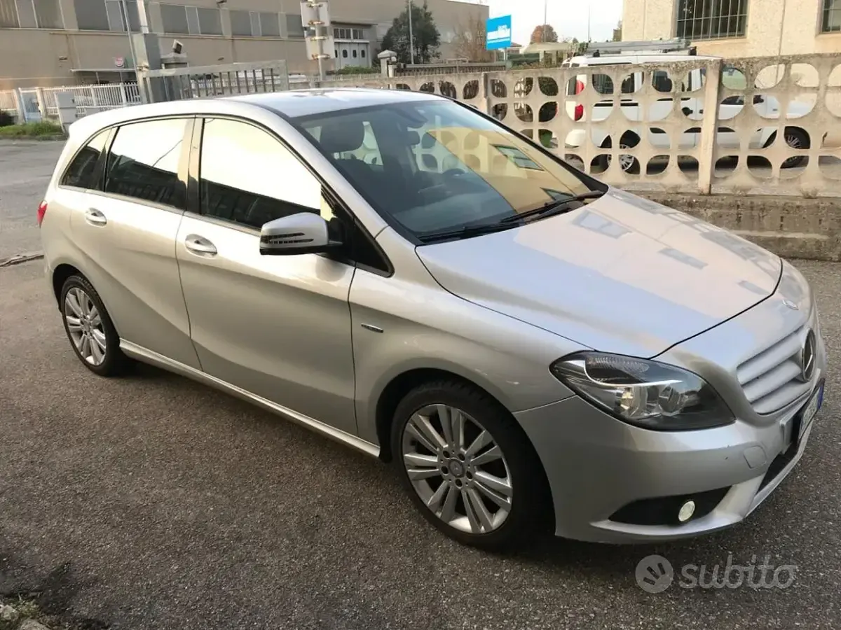 Usata Mercedes B180 Executive 109 CV (80 kW) 2012 Grigio Utilitaria