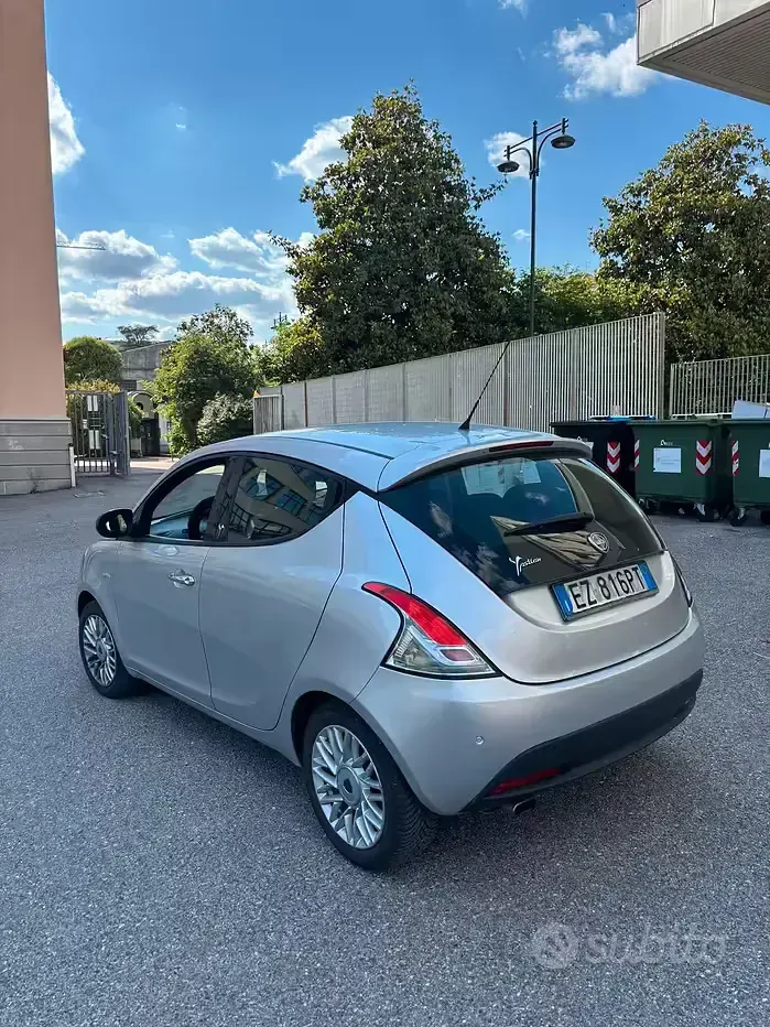 Usata Lancia Ypsilon 60 CV (44 kW) 2015 Grigio Utilitaria