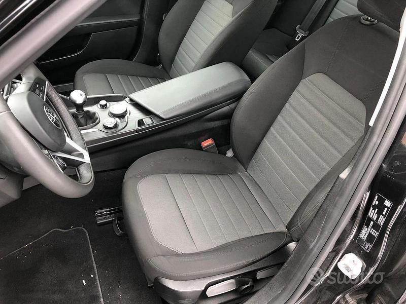 Usata Alfa Romeo Giulia 150 CV (110 kW) 2016 Nero Berlina