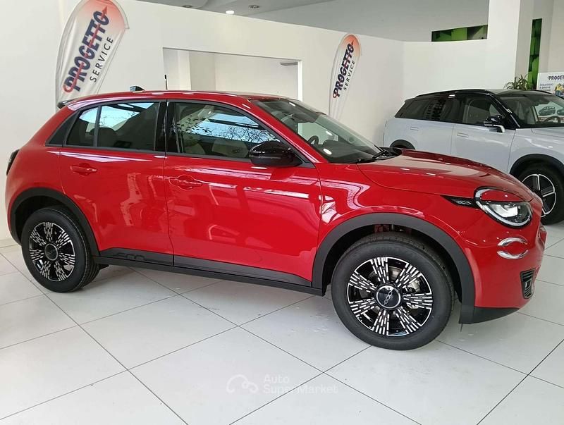 Nuova Fiat 600 Icon 136 CV (100 kW) 2025 Rosso SUV