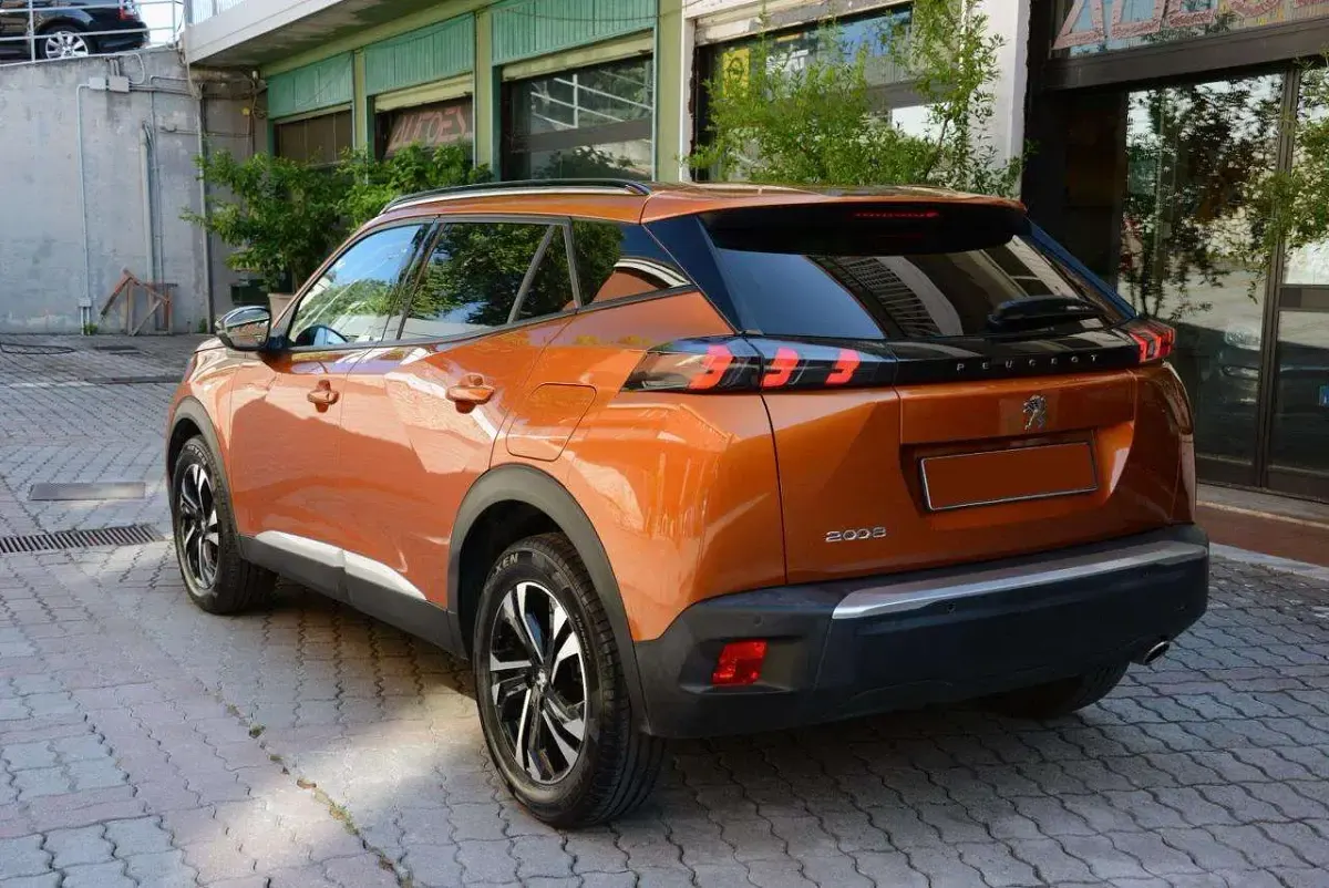 Usata Peugeot 2008 Allure 110 CV (80 kW) 2022 Arancione SUV