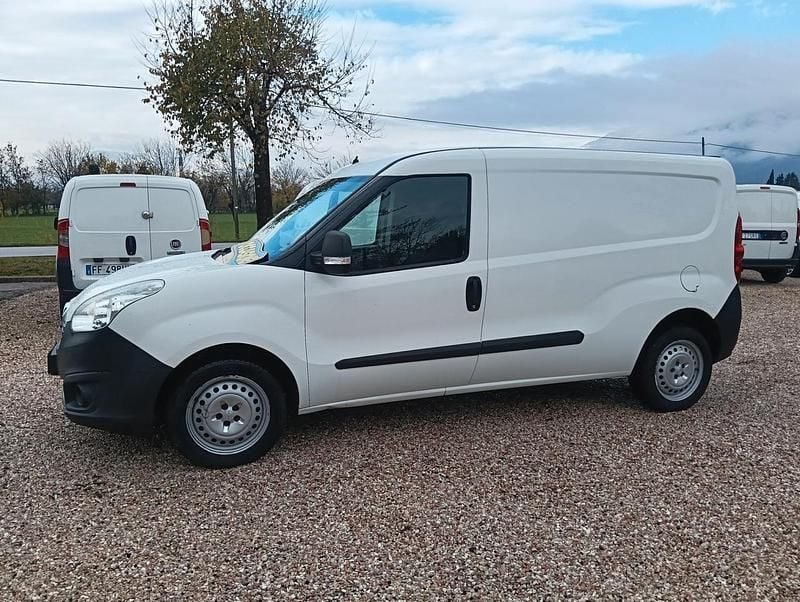 Usata Opel Combo 89 CV (65 kW) 2015 Bianco